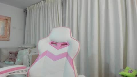 Snapshot of crystal_foster chatting on February 4, 2026, 3:56 am angie online show from February 4, 2026, 3:56 am