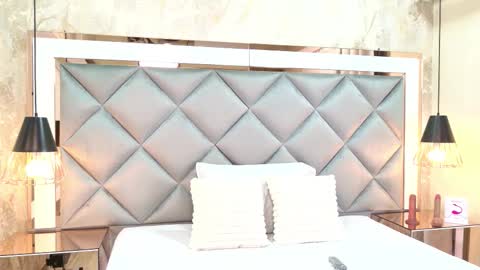 crystal_gilton online show from November 3, 2025, 7:04 pm