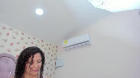 Snapshot of crystal_watson0 chatting on May 29, 2026, 2:15 pm Milf Latina online show from May 29, 2026, 2:15 pm