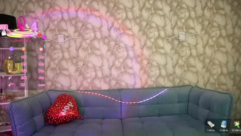 crystallpaws_ online show from April 7, 2026, 5:52 am