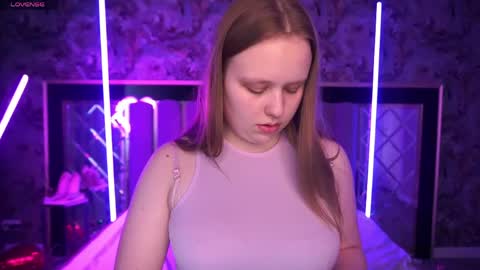 crystallpaws_ online show from April 8, 2026, 5:51 am