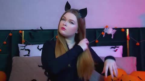 Crystal online show from October 27, 2025, 6:23 pm