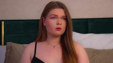 Crystal online show from November 3, 2025, 6:09 pm