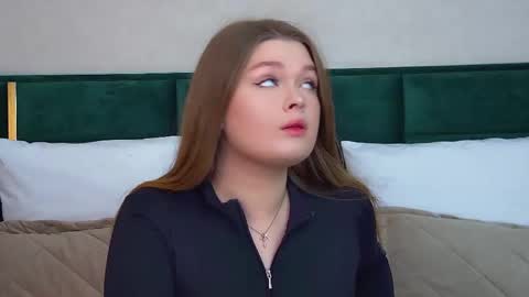 Crystal online show from November 16, 2025, 6:24 pm