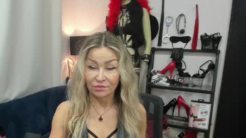 CrystalHotty online show from December 19, 2025, 6:09 am