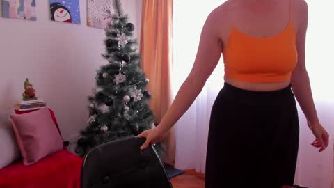 Leonela online show from December 17, 2024, 6:42 pm