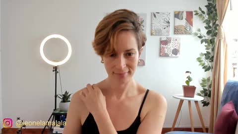 Leonela online show from September 12, 2025, 3:12 pm
