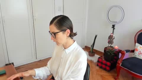 Leonela online show from November 30, 2025, 2:43 pm