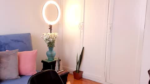 Leonela online show from February 7, 2026, 12:42 pm