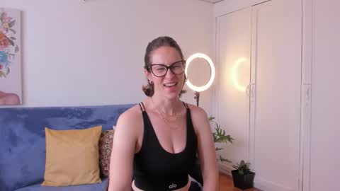 Leonela online show from March 19, 2026, 6:01 pm