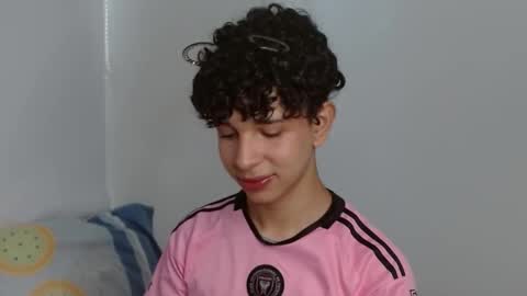 Snapshot of cuddly_twinkie chatting on December 4, 2024, 4:27 pm Cuddly online show from December 4, 2024, 4:27 pm