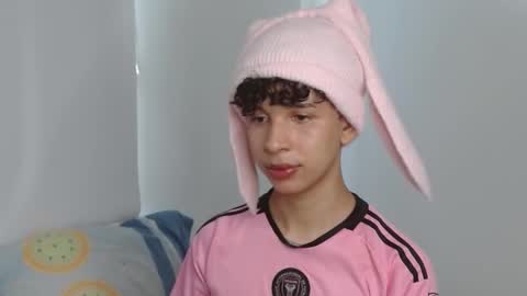 Snapshot of cuddly_twinkie chatting on December 4, 2024, 7:34 pm Cuddly online show from December 4, 2024, 7:34 pm