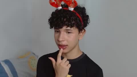 Snapshot of cuddly_twinkie chatting on December 22, 2024, 5:21 pm Cuddly online show from December 22, 2024, 5:21 pm