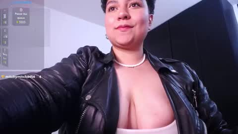 Snapshot of curly_cam_queen chatting on December 12, 2024, 4:59 am Bruna online show from December 12, 2024, 4:59 am