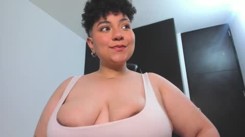 Snapshot of curly_cam_queen chatting on January 16, 2025, 3:34 am Bruna online show from January 16, 2025, 3:34 am