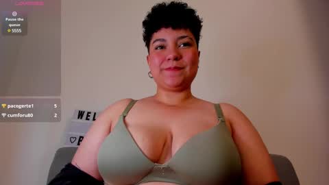 Snapshot of curly_cam_queen chatting on January 24, 2025, 8:11 pm Bruna online show from January 24, 2025, 8:11 pm