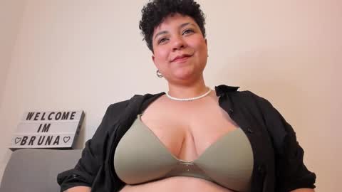 Snapshot of curly_cam_queen chatting on February 8, 2025, 5:08 am Bruna online show from February 8, 2025, 5:08 am