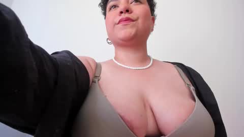Snapshot of curly_cam_queen chatting on February 9, 2025, 7:41 pm Bruna online show from February 9, 2025, 7:41 pm
