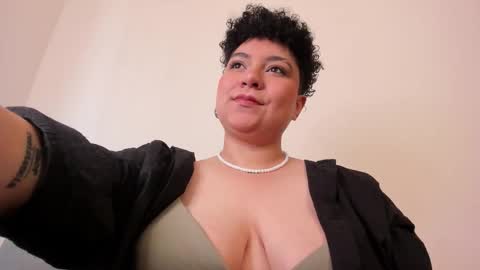 Snapshot of curly_cam_queen chatting on February 10, 2025, 3:21 pm Bruna online show from February 10, 2025, 3:21 pm