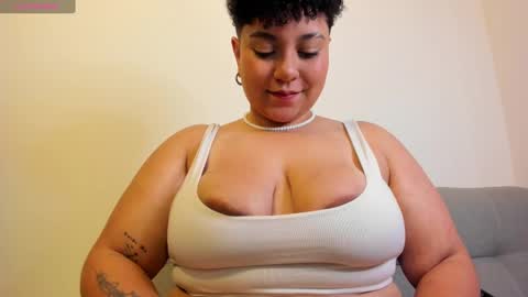 Snapshot of curly_cam_queen chatting on March 2, 2025, 3:02 am Bruna online show from March 2, 2025, 3:02 am