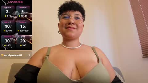 Snapshot of curly_cam_queen chatting on March 3, 2025, 9:05 pm Bruna online show from March 3, 2025, 9:05 pm