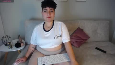 Snapshot of curly_cam_queen chatting on September 27, 2025, 2:27 am Bruna online show from September 27, 2025, 2:27 am