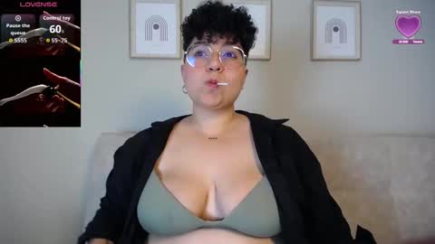 Snapshot of curly_cam_queen chatting on October 1, 2025, 3:34 am Bruna online show from October 1, 2025, 3:34 am