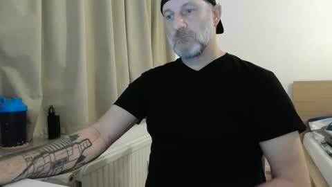 Snapshot of curman85 chatting on January 11, 2025, 12:22 am Curman85 online show from January 11, 2025, 12:22 am