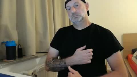 Snapshot of curman85 chatting on December 2, 2025, 11:34 pm Curman85 online show from December 2, 2025, 11:34 pm