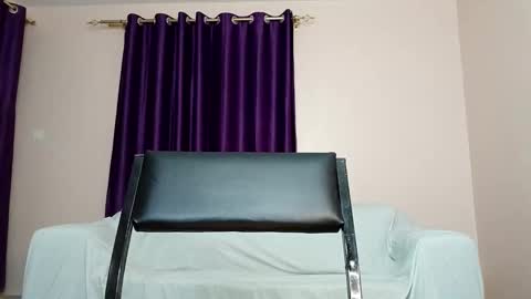 Essie online show from September 9, 2025, 5:56 pm