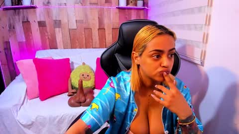 Snapshot of cute_elii chatting on January 11, 2025, 11:13 pm    Independent Model online show from January 11, 2025, 11:13 pm