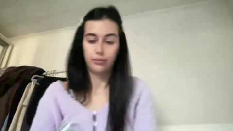 cute_kriss94 online show from November 7, 2025, 1:44 pm