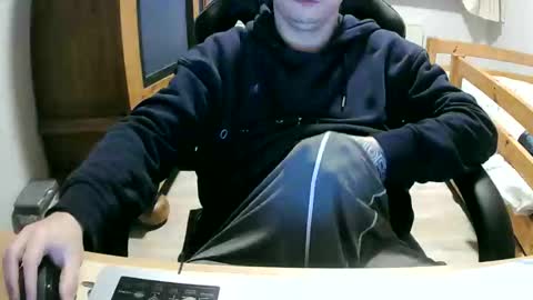 Cuteboy090 online show from April 19, 2026, 6:32 pm