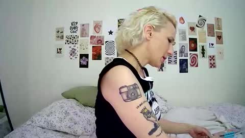 Snapshot of cutefemme chatting on November 23, 2025, 8:14 am Bella online show from November 23, 2025, 8:14 am