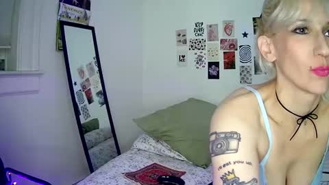 Snapshot of cutefemme chatting on November 25, 2025, 7:52 am Bella online show from November 25, 2025, 7:52 am