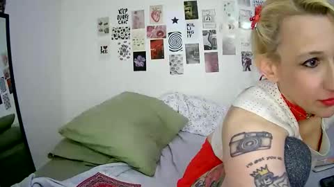 Snapshot of cutefemme chatting on December 22, 2025, 5:48 am Bella online show from December 22, 2025, 5:48 am