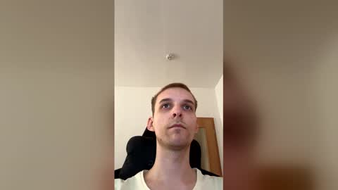 cuteguyy2001 online show from April 17, 2026, 12:30 pm