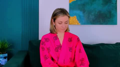 cutemirage online show from November 16, 2025, 2:55 pm