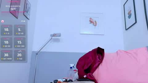 cutepetitee online show from September 12, 2025, 8:09 pm