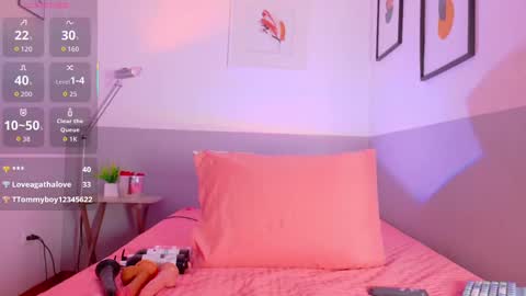 cutepetitee online show from October 8, 2025, 8:17 pm