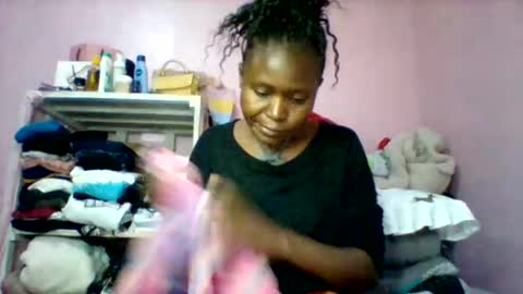 cutezola online show from September 14, 2025, 4:06 pm
