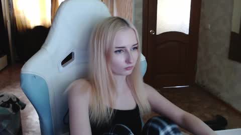 Cutti Crystal online show from April 21, 2026, 1:42 am