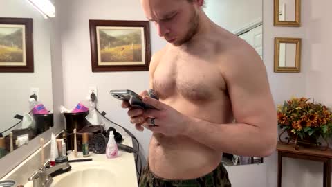 Snapshot of daddydaydrinkz chatting on December 25, 2024, 10:37 pm DaddydayDrinkz online show from December 25, 2024, 10:37 pm