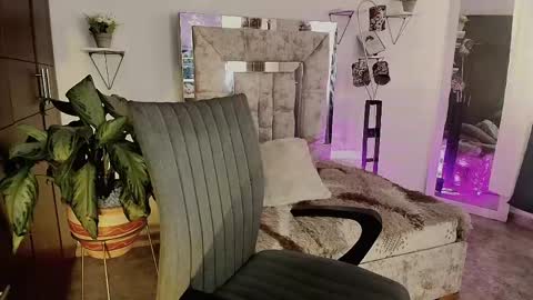 Snapshot of dahnia_cruz chatting on April 20, 2026, 1:36 pm dahnia_cruz online show from April 20, 2026, 1:36 pm