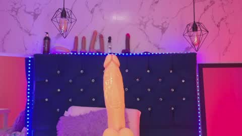 dakotaa_johnson online show from June 6, 2026, 6:23 pm