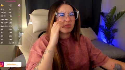 dakottaa__ online show from November 11, 2025, 12:21 am