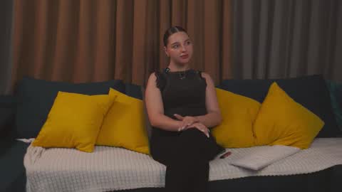 Hi my name is Daniela Im new here but I really like to chat online show from November 4, 2025, 6:07 pm