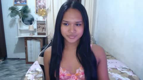 Snapshot of daniellelux chatting on June 22, 2026, 5:48 am daniellelux online show from June 22, 2026, 5:48 am