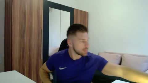 darius_94 online show from April 15, 2026, 5:14 am