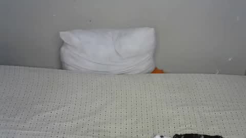 dark_lovly online show from October 19, 2025, 7:20 am